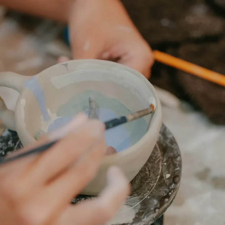 Kadr z kursu Dekoracja: pędzel i sgraffito